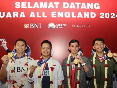 Skuad bulu tangkis Indonesia yang baru saja berlaga di All England 2024, termasuk juara dan runner-up tunggal putra, Jonatan Christie dan Antony Sinisuka Ginting serta juara ganda putra, pasangan Fajar Alfian/Muhammad Rian Ardianto  tiba di Bandara Soekarno Hatta, Senin (18/3/2024) malam WIB. Mereka disambut meriah oleh ratusan badminton lovers Indonesia yang telah menunggu di Terminal 3 Bandara Soetta. Hadir pula dalam acara penyambutan tersebut, Sekjen PP PBSI sekaligus Ketua Tim Pokja PBSI untuk Olimpiade Paris 2024, Muhammad Fadil Imran, Menpora RI, Dito Ariotedjo dan Chef de Mission Olimpiade Paris 2024, Anindya Novyan Bakrie. (Bola.com/M Iqbal Ichsan)