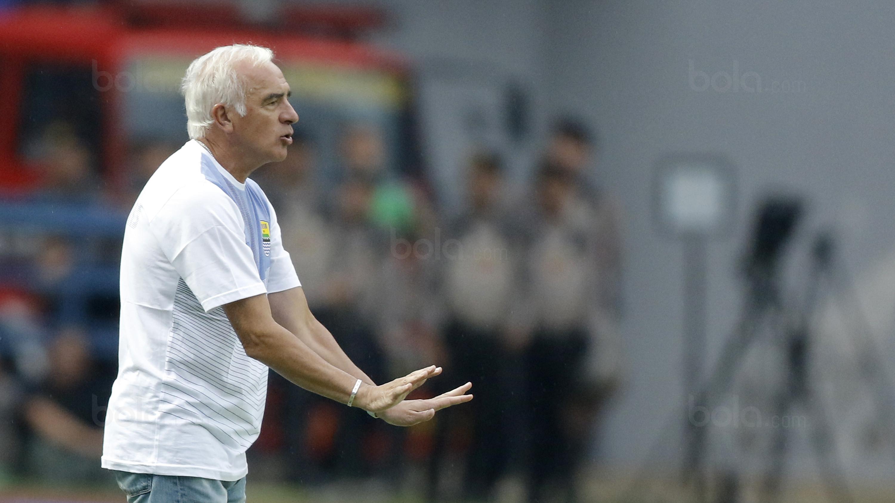 Pelatih Persib, Mario Gomez, saat pertandingan melawan Sriwijaya FC pada laga Piala Presiden di Stadion GBLA, Bandung, Selasa (16/1/2018). Persib menang 1-0 atas Sriwijaya FC. (Bola.com/M Iqbal Ichsan)