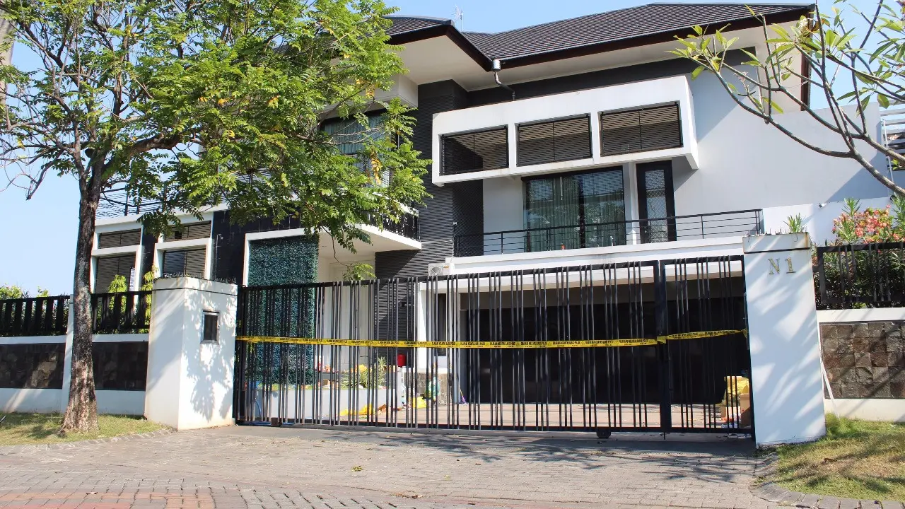 Rumah markas penjahat siber Surabaya
