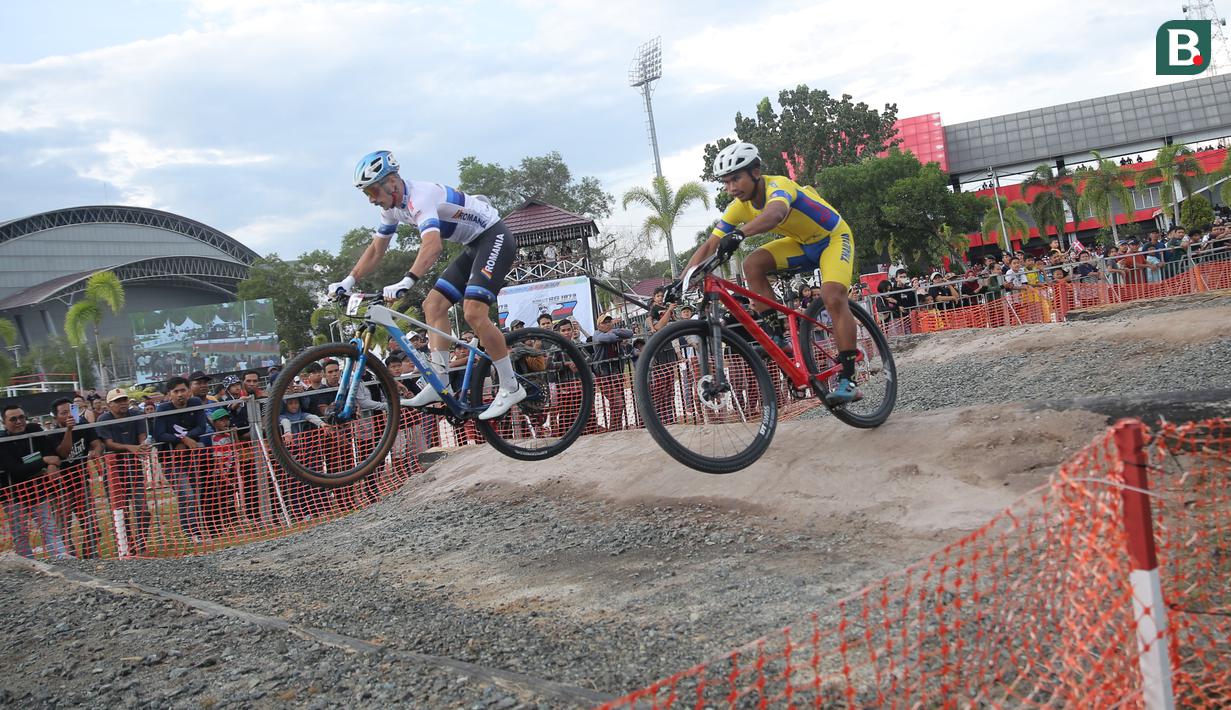 Pembalap Rumania, Ede Karoly Monar, saat beraksi di UCI MTB Eliminator World Cup 2024 yang digelar di Sirkuit SG 1973, Palangka Raya, Minggu (19/5/2024). (Bola.com/Ade Yusuf Satria)