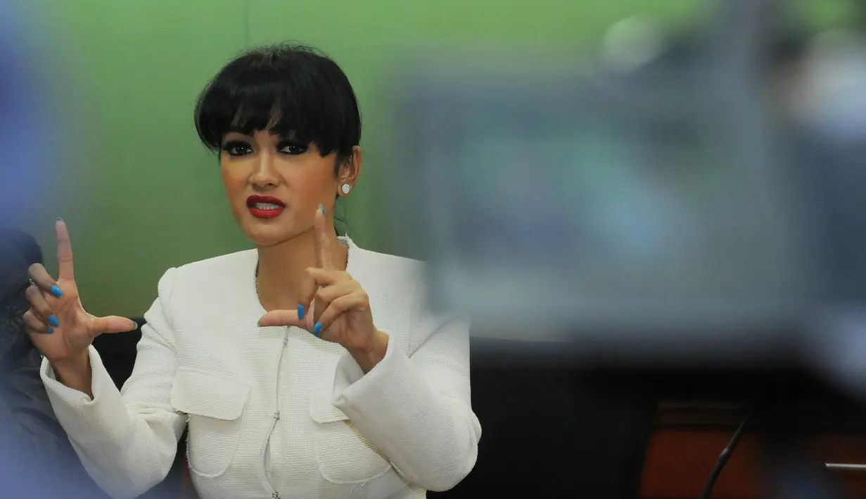 Julia Perez mengklarifikasi adanya bukti transfer pada Hakim Agung yang dianggapnya palsu (Liputan6.com/Herman Zakharia)