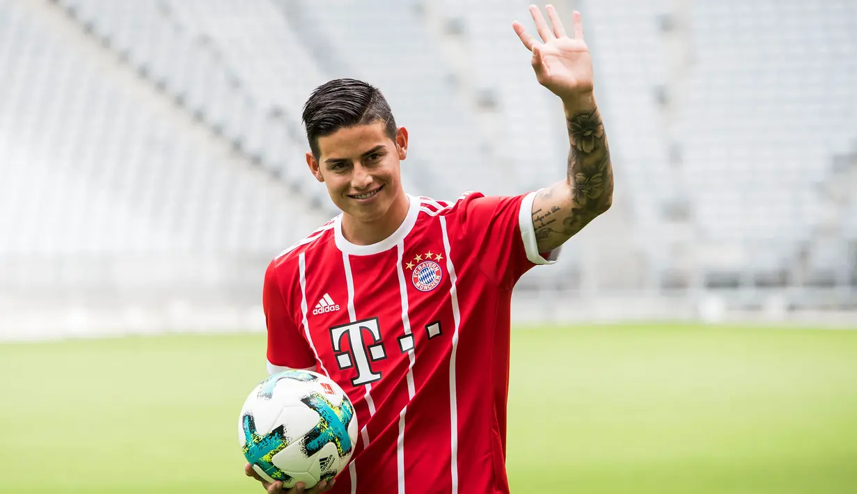 Mantan pemain Real Madrid, James Rodriguez, diperkenalkan sebagai pemain baru Bayern Munchen di Stadion Allianz Arena, Munchen, Rabu (12/7/2017). (EPA/Lukas Barth)