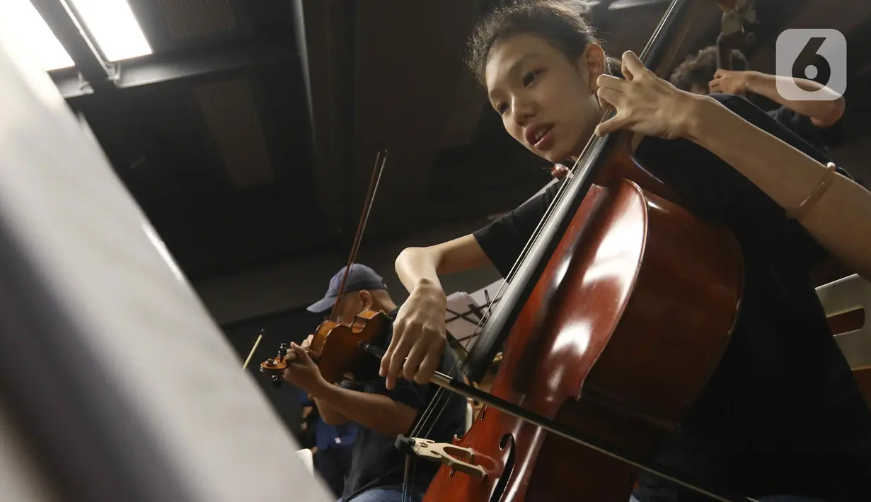 Sejumlah remaja berlatih orchestra untuk persiapan penampilan konser A Night of Light di Gripastudio, Jakarta, Sabtu (4/11/2023). (Liputan6.com/Herman Zakharia)