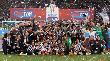 Para pemain Juventus berpesta merayakan keberhasilan meraih gelar juara Coppa Italia usai mengalahkan Lazio di Final Coppa Italia di Olimpico Roma, Italia, Rabu (20/5/2015). Ini merupakan gelar ke 10 Juventus di coppa italia. (Reuters/Giampiero Sposito)