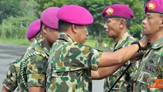 Citizen6, Surabaya: Upacara serah terima jabatan orang nomor satu di jajaran Menbanpur-1 Mar tersebut didukung 6 Batalyon upacara. (Pengirim: Budi Abdillah)
