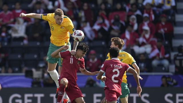 Duel udara Harry Souttar lawan Rafael Struick di laga Australia vs Indonesia pada 16 besar Piala Asia 2023 di Jassim Bin Hamad Stadium, Minggu (28/01/2024). (c) AP Photo/Aijaz Rahi