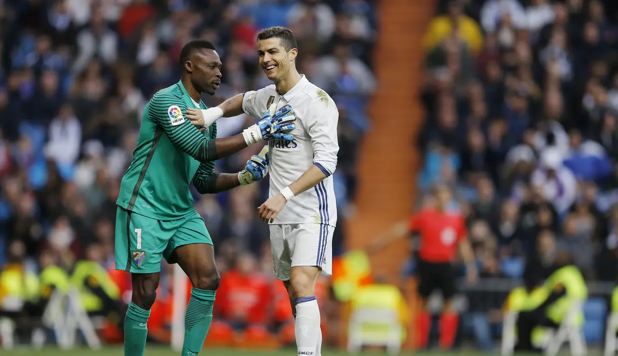 Ekpresi Bintang Real Madrid, Cristiano Ronaldo bersama kiper Malaga, Carlos Kameni pada lanjutan La Liga di Santiago Bernabeu stadium, Madrid, Sabtu (21/1/2017). Madrid menang 2-1. (AP/Francisco Seco)
