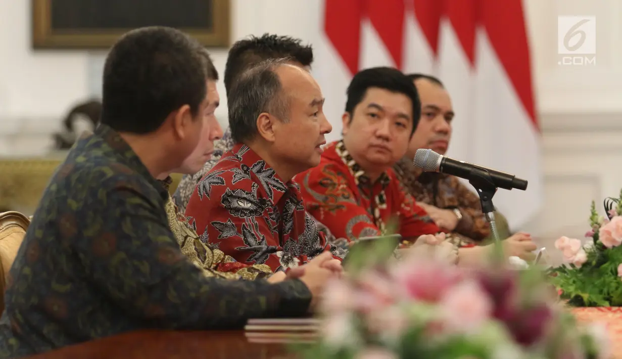 Presiden Direktur SoftBank Masayoshi Son (ketiga kiri) bersama CEO Grab Anthony Tan, CEO Tokopedia William Tanuwijaya dan President of Grab Indonesia Ridzki Kramadibrata menemui Presiden Joko Widodo (Jokowi) di Istana Merdeka, Jakarta, Senin (29/7/2019). (Liputan6.com/Angga Yuniar)