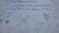 Para guru mengumpulkan petisi dukungan untuk Ahok dan membentangkan spanduk bertuliskan 'Dukung Berantas Mafia APBD'.