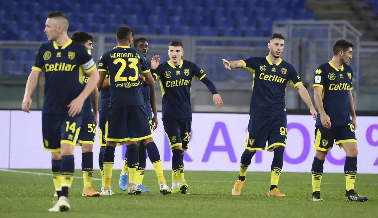Penyerang Parma, Valentin Mihaila (tengah) dengan rekan-rekannya usai mencetak gol ke gawang Lazio pada pertandingan babak 16 besar Coppa Italia di Stadion Olimpiade Roma di Roma, Italia, Jumat (22/1/2021). Dengan kemenangan ini Lazio akan menghadapi Atalanta. (Alfredo Falcone/LaPresse via AP)