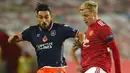 Pemain Manchester United Donny van der Beek berebut bola dengan pemain Istanbul Basaksehir Irfan Can Kahveci pada pertandingan Grup H Liga Champions di Old Trafford, Manchester, Inggris, Selasa (24/11/2020). MU memuncaki Grup H usai menang 4-1 atas Istanbul Basaksehir. (AP Photo/Dave Thompson)