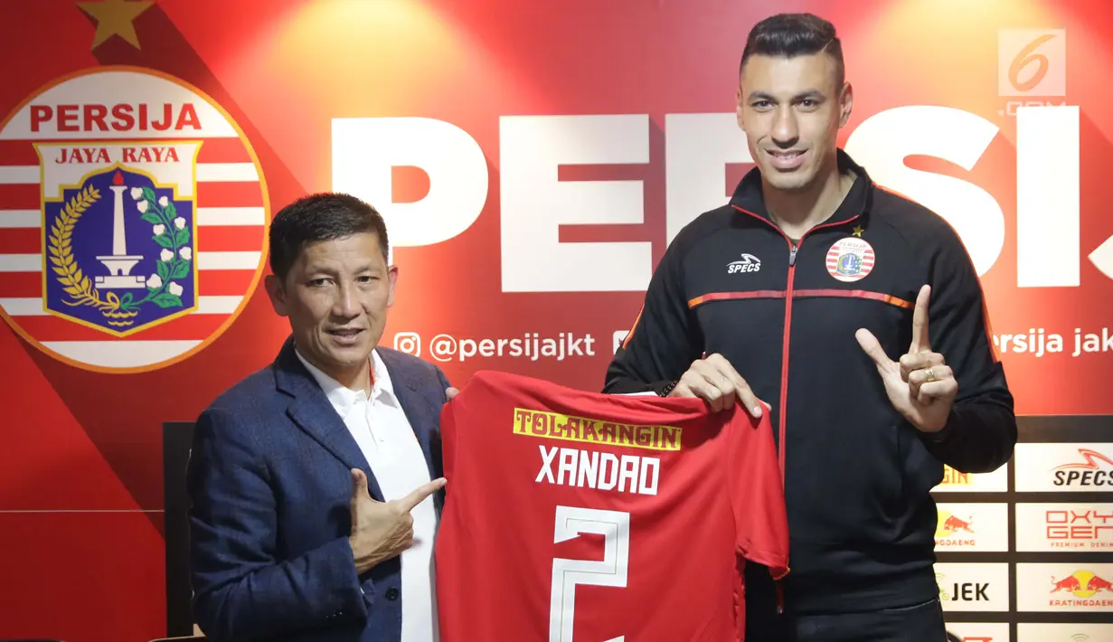 Pemain baru Persija, Alexandre Luiz Reame atau Xandao (kanan) berpose bersama CEO Persija, Ferry Paulus di Jakarta, Jumat (30/8/2019). Di Brasil, pemain berusia 31 tahun ini meniti karier dengan membela klub Fluminese dan Sao Laolo sebelum bermain untuk klub Eropa. (Liputan6.com/Helmi Fithriansyah)