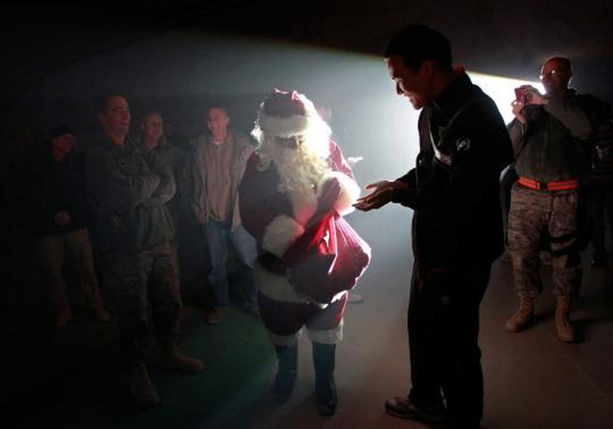 Ketika Santa Claus menghibur para prajurit militer