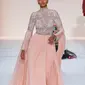 Model Halima Aden berjalan di atas catwalk menggenakan busana rancangan Sherri Hill Show selama New York Fashion Week 2019 di New York City (8/2). Halima merupakan model berhijab keturunan Amerika-Somalia. (AFP Photo/Ben Gabbe)