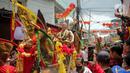 Tatung pria melakukan atraksi dalam Festival Cap Go Meh 2023 di kawasan Glodok, Jakarta, Minggu (5/2/2023). Sebanyak 23 joli atau tandu diarak keliling sebagai penutup rangkaian perayaan Tahun Baru Imlek yang dilaksanakan pada tanggal ke-15 bulan pertama penanggalan Tionghoa. (Liputan6.com/Faizal Fanani)