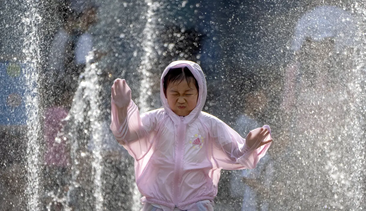 Dalam sistem peringatan cuaca empat tingkat China, merah menunjukkan kondisi paling parah, yang berpotensi membahayakan kesehatan dan keselamatan. (AP Photo/Mark Schiefelbein)