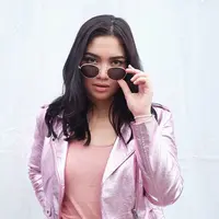 "(Kriteria pacar) di luar entertainment, karena apa ya? Aku yang tahu sendiri kepribadiannya seperti apa ya. Agak bahaya aja sih pasangan yang sama-sama di entertainment," ungkap Angela Gilsha. (Instagram/angelagilsha)