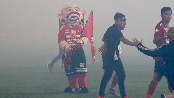 Maskot Bali United, Cebol, masuk lapangan usai melawan Madura United pada laga Liga 1 2019 di Stadion Kapten I Wayan Dipta, Bali, Minggu (22/12). Bali kalah 0-2 dari Madura. (Bola.com/Aditya Wany)
