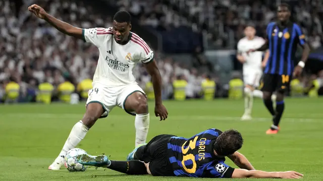 Pemain Inter Milan Carlos Augusto berebut bola dengan pemain Real Madrid Denzel Dumfries