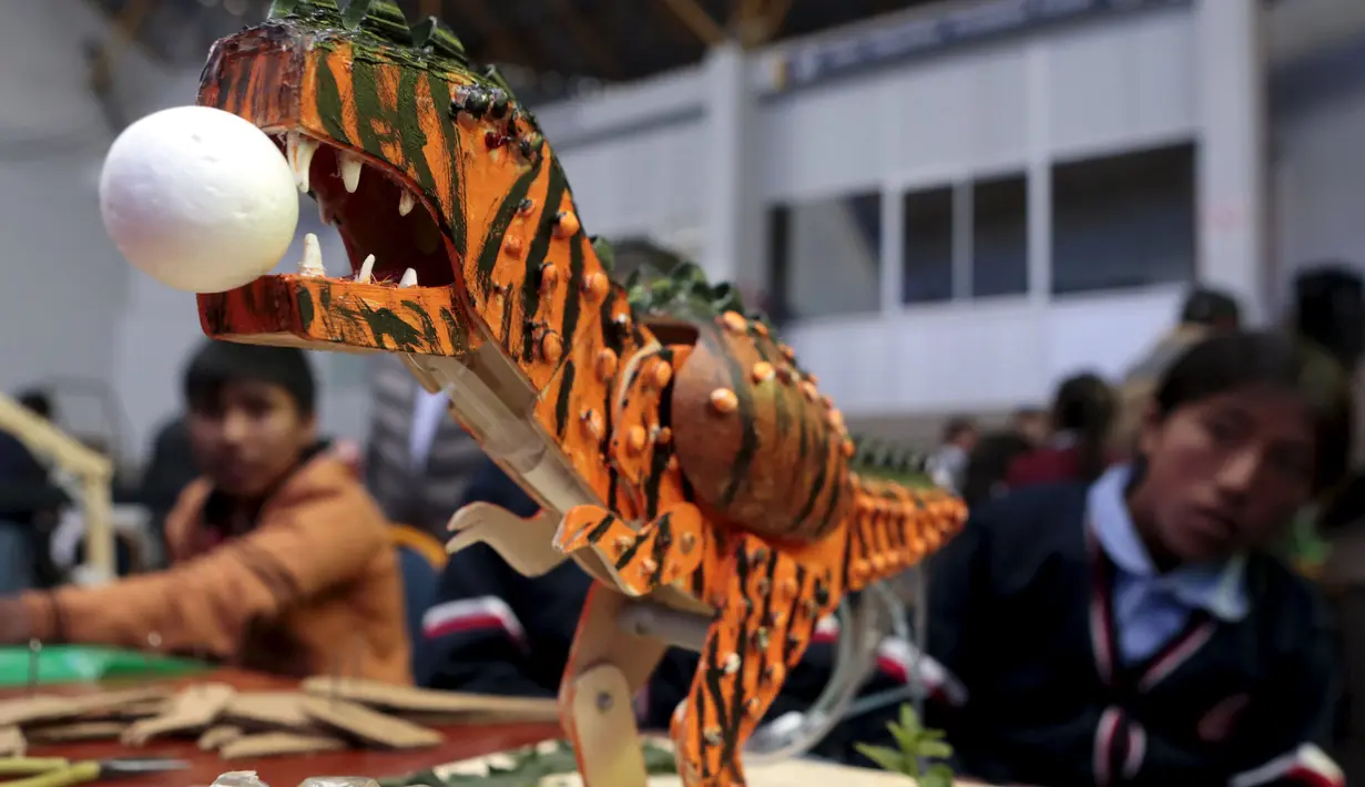 Sebuah robot berbentuk Dinosaurus yang dibuat oleh para siswa pada olimpiade sains di La Paz, Bolivia,  Senin (10/8/2015). Acara ini didukung oleh kementrian pendidikan Bolivia.  (REUTERS/David Mercado)