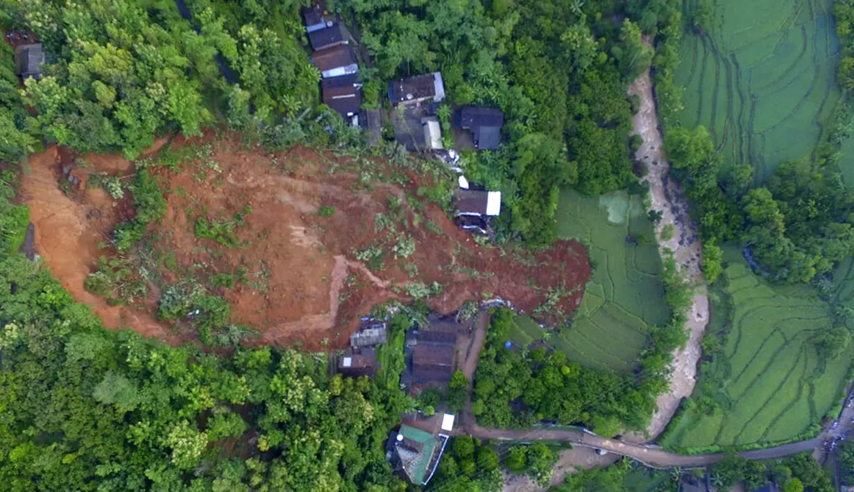 Foto udara menunjukkan sebuah desa yang terkena longsor di Nganjuk, Jawa Timur, Senin (15/2/2021). Badan Penanggulangan Bencana Daerah (BPBD) Nganjuk melaporkan tanah longsor di Nganjuk mengakibatkan 20 warga hilang dan 14 orang lainnya luka-luka. (BPBD via AP)