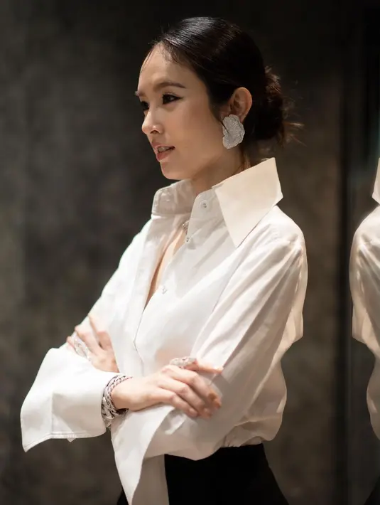 Tangannya pun dipenuhi dengan sederet gelang dan cincin di jari telunjuk  [@smaneephand]