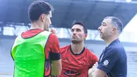 Pelatih Persik Kediri, Marcos Reina dan Ezra Walian. (Bola.com/Gatot Sumitro)