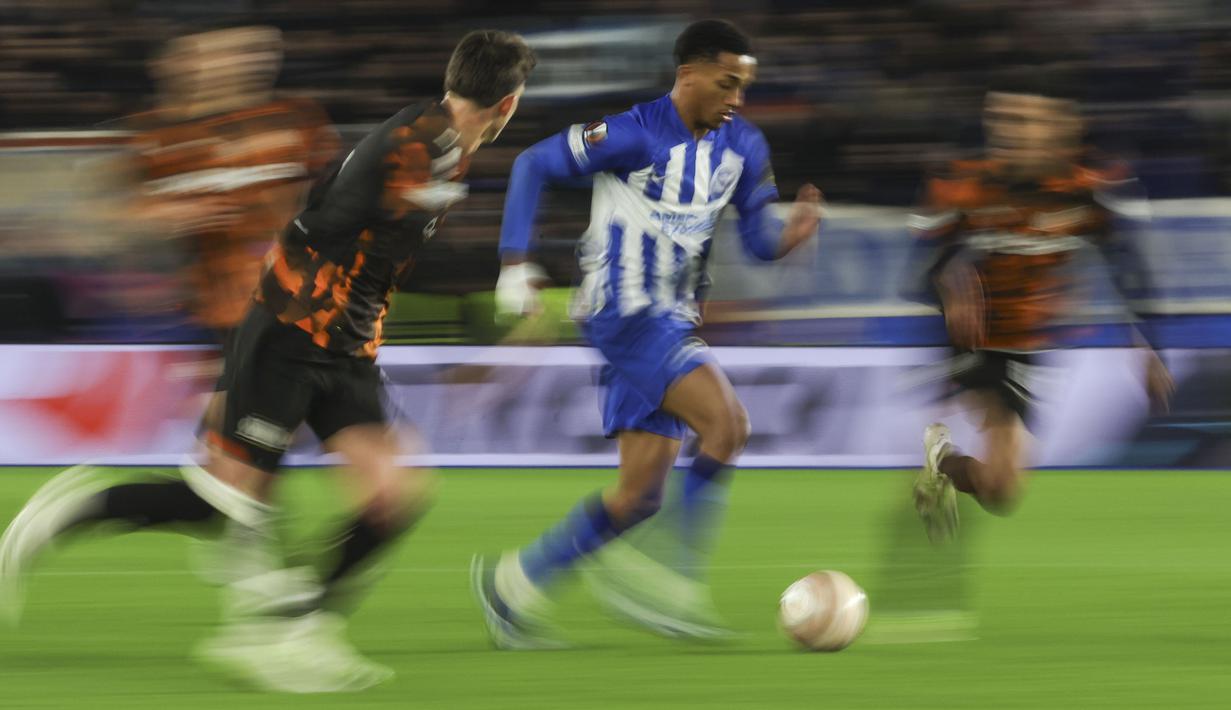 Pemain Brighton, Joao Pedro (tengah) menggiring bola untuk melewati sejumlah pemain Marseille pada laga terakhir Grup B Liga Europa 2023/2024 di American Express Community Stadium, Brighton, Inggris, Jumat (15/12/2023). (AP Photo/Ian Walton)