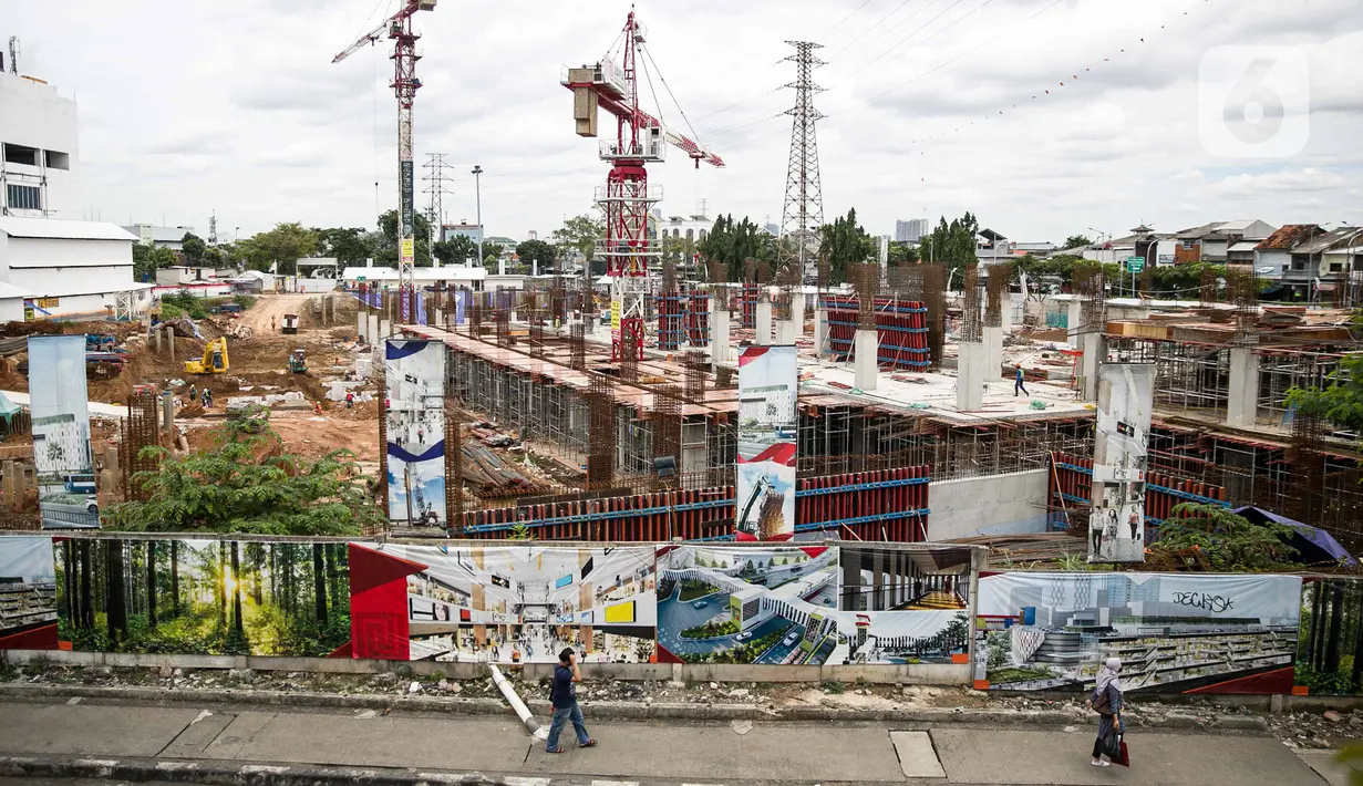 Pejalan kaki melintasi proyek pembangunan Pasar Senen Jaya Blok I dan II di kawasan Pasar Senen, Jakarta, Senin (21/12/2020). Dengan lokasi yang strategis, Pasar Senen Blok I dan II akan dibangun menjadi kawasan berorientasi transit (transit oriented development/TOD). (Liputan6.com/Faizal Fanani)