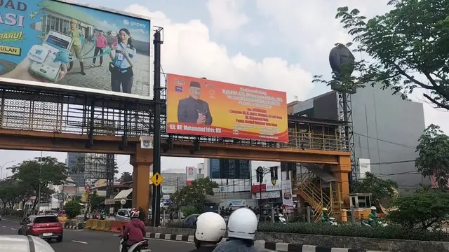 Salah satu baliho bergambar Wali Kota Depok, Mohammad Idris yang digadang maju pada Pilgub Jabar di Jalan Raya Margonda, Depok. (Istimewa)
