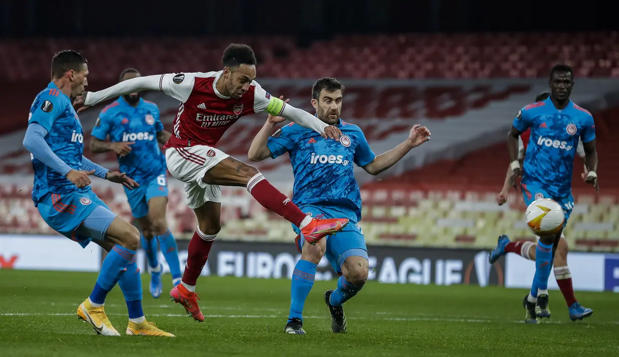 Striker Arsenal, Pierre-Emerick Aubameyang (tengah) melepaskan tendangan ke gawang Olympiakos dalam laga leg kedua babak 16 besar Liga Europa 2020/2021 di Emirates Stadium, London, Kamis (18/3/2021). Arsenal kalah 0-1 dari Olympiakos. (AP/Matt Dunham)