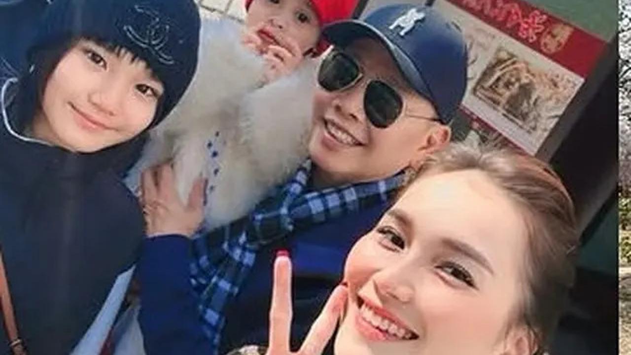 7 Potret Ayu Ting Ting Berburu Sakura di Jepang, Ajak Keluarga Besar