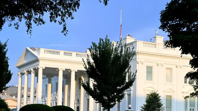 FOTO: Amerika Serikat Kibarkan Bendera Setengah Tiang