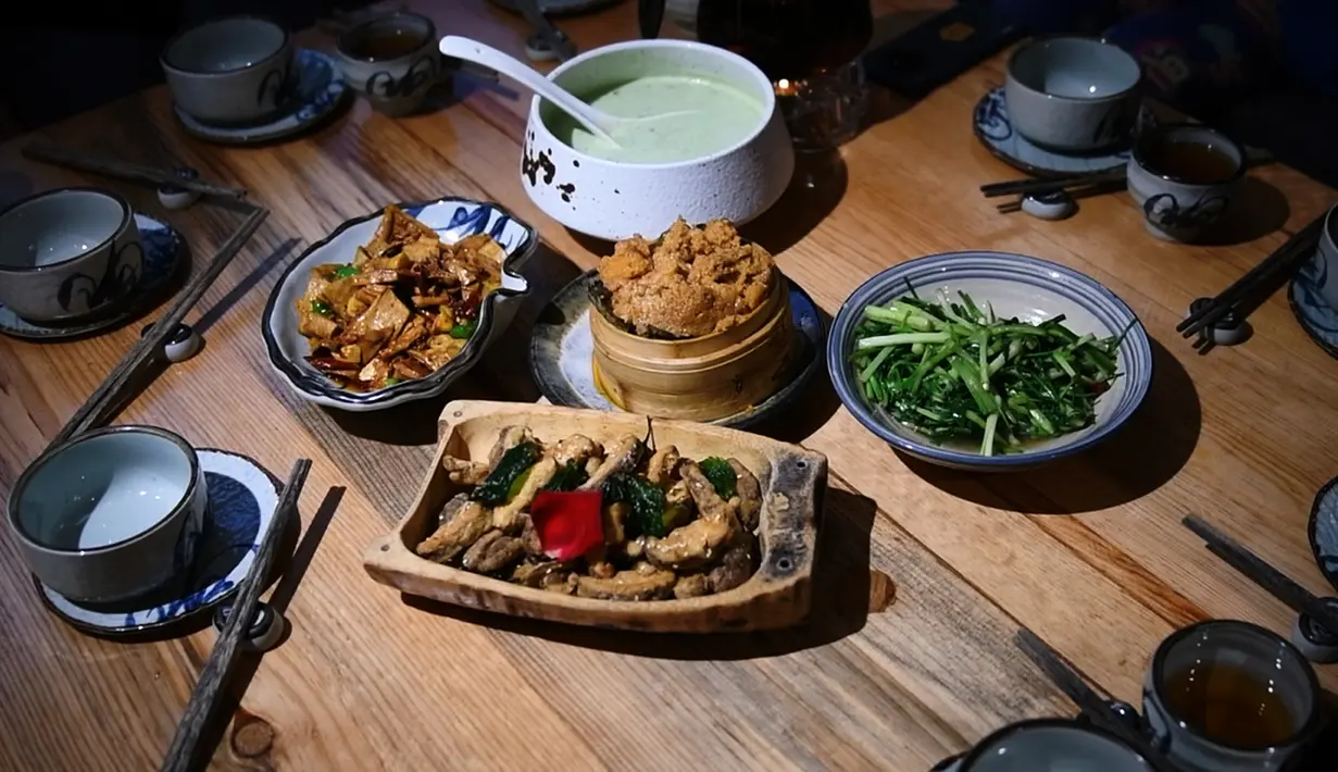 Hidangan vegetarian yang disajikan sebuah restoran vegetarian di Kunming, Provinsi Yunnan, China barat daya pada 14 Juni 2020. Dalam beberapa tahun terakhir, hidangan vegetarian menjadi populer di kalangan konsumen karena semakin banyak restoran vegetarian bermunculan di Kunming. (Xinhua/Chen Xinbo)