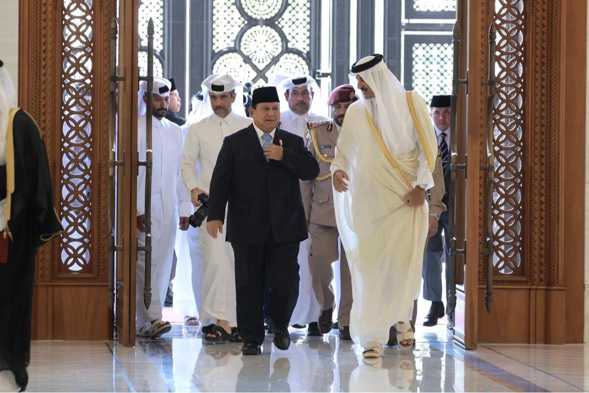 Prabowo Disambut Hangat Emir Qatar di Istana Amiri Diwan