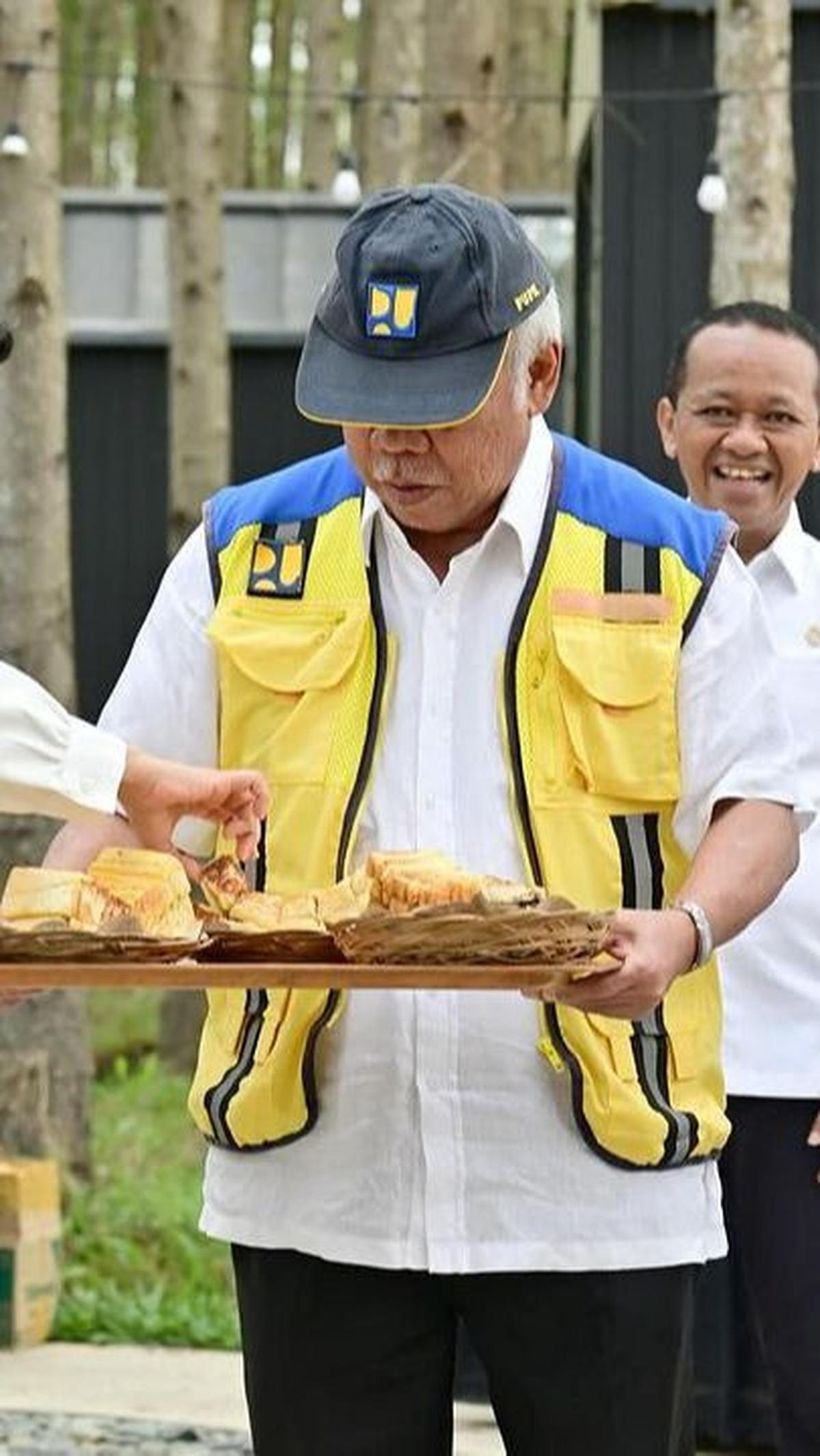 Dalam momen tersebut, Pak Bas beraksi layaknya pramusaji Kepresidenan.