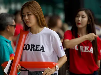 Antusias suporter cantik Korea saat mendukung tim Baseball Korea melawan tim Baseball Hong Kong pada penyisihan Baseball Asian Games 2018 di Lapangan Baseball Senayan, Jakarta (28/8). (ANTARA FOTO/INASGOC/Nick Hanoatubun/MTG/18)
