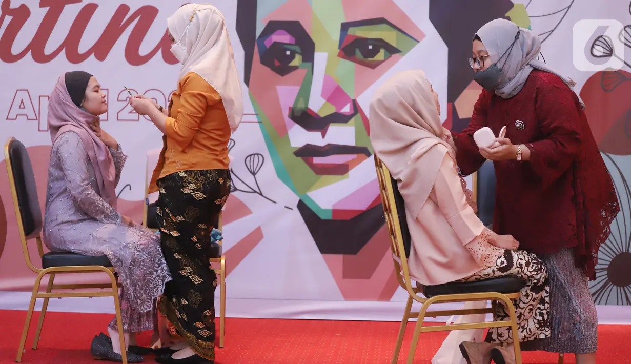 <p>Karyawan perempuan PPK Kemayoran mengikuti lomba merias wajah aat peringatan Hari Kartini di Jakarta, Kamis (21/04/2022). Peringatan hari Kartini tersebut mengangkat tema, Kartini milenial yang tangguh, mandiri dan kreatif. (Liputan6.com/Fery Pradolo)</p>