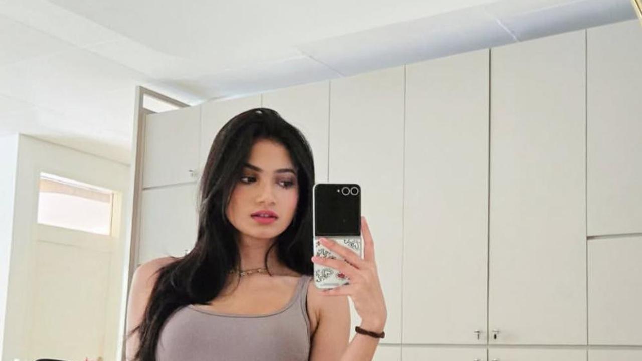 Aura Elegan dan Natural, Ratu Sofya Tampil Stunning di Setiap Potret!