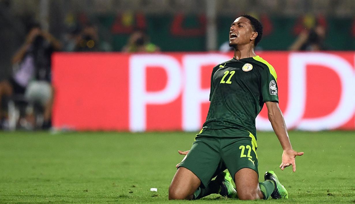 Keran gol Senegal dicetak oleh Abdou Diallo pada menit ke-70. Pemain PSG tersebut berhasil memanfaatkan kemelut di depan gawang Burkina Faso lewat sontekan jarak dekatnya. (AFP/Charly Triballeau)