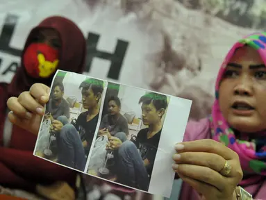 Lembaga Bantuan Hukum Jakarta menunjukkan foto korban yang diduga mendapat penyiksaan dari polisi, Jakarta, Minggu (28/5). Keluarga korban meminta LBH untuk mendapat pendampingan hukum. (Liputan6.com/Helmi Afandi)