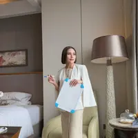 Di usianya yang relatif muda, Prilly berhasil membangun citra perempuan mandiri, cerdas, dan berani mengambil peran penting di industri hiburan. Hal tersebut tercermin jelas lewat gaya fashion yang ia pilih—elegan tanpa berlebihan, modern tanpa kehilangan karakter. (Foto: Prilly Latuconsina)