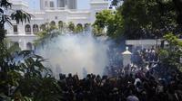 Polisi menggunakan gas air mata saat pengunjuk rasa Sri Lanka menyerbu kantor perdana menteri Ranil Wickremesinghe di Kolombo, Sri Lanka, Rabu, 13 Juli 2022. (Rafiq Maqbool/AP)