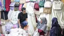 Pengunjung memilih busana muslim di Pasar Tanah Abang Blok A, Jakarta, Minggu (5/5/2019). Warga Jakarta dan sekitarnya sudah mulai memadati kawasan tersebut untuk berbelanja perlengkapan dan kebutuhan menyambut bulan Ramadan. (Liputan6.com/Faizal Fanani)