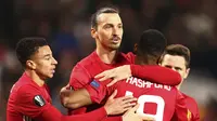 Selebrasi para pemain Manchester United (MU) menyusul aksi fantastis Zlatan Ibrahimovic saat melawan Saint-Etienne. (AP Photo/Dave Thompson)
