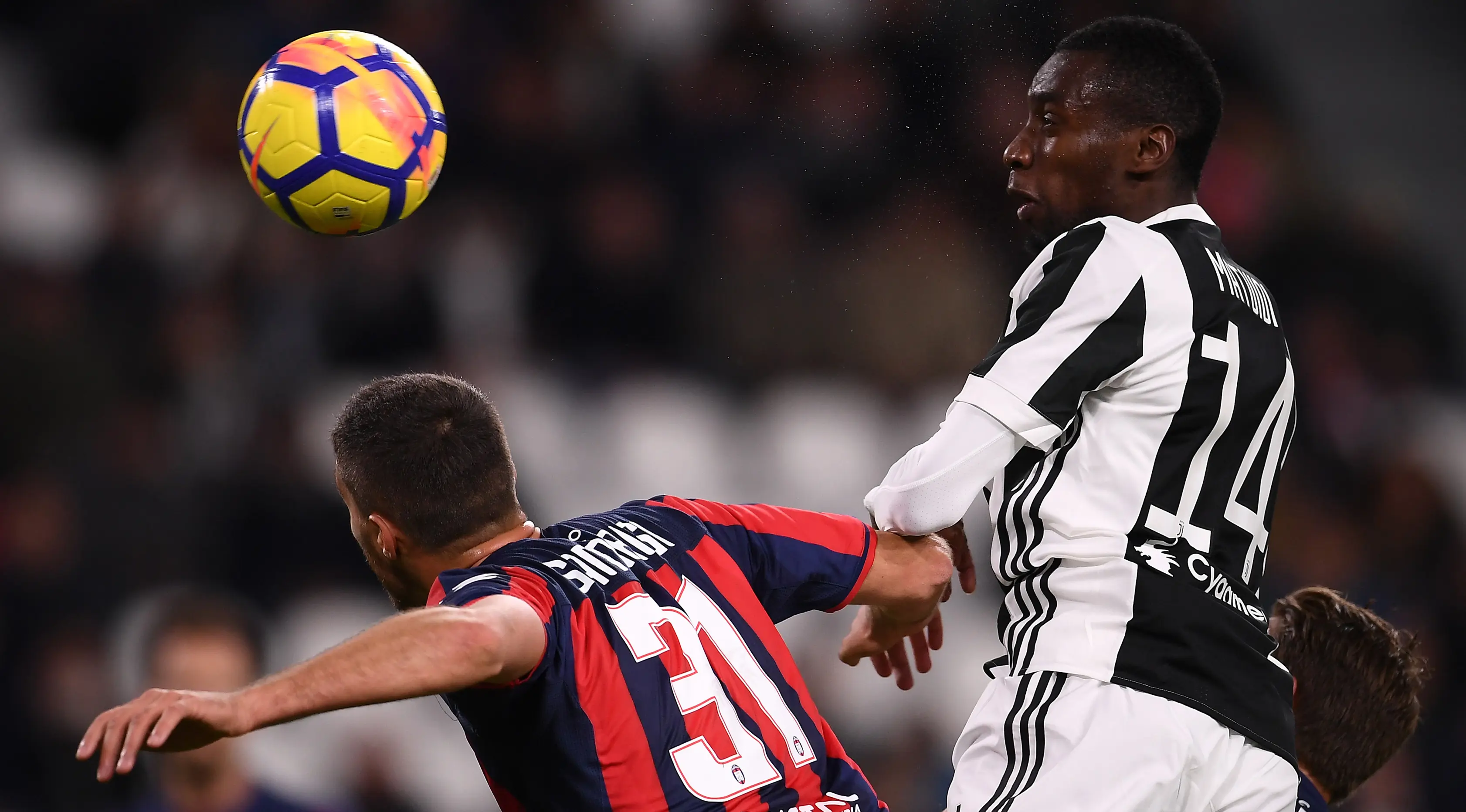 Gelandang Juventus, Blaise Matuidi merebut bola dari pemain Crotone pada laga pekan ke-14 Liga Italia Seri A di Allianz Stadium, Senin (27/11) (MARCO BERTORELLO/AFP)