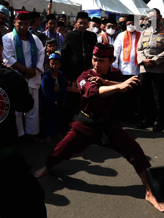 Seniman Betawi menampilkan kesenian bela diri asli Betawi Palang Pintu dalam Lebaran Tenabang 2022 di kawasan Tanah Abang, Jakarta, Sabtu (4/6/2022). Kegiatan yang menampilkan berbagai kesenian Betawi, makanan tradisional, perlombaan, dan bazar UMKM itu mengangkat tema KolaborAksi. (Liputan6.com/Angga Yuniar)
