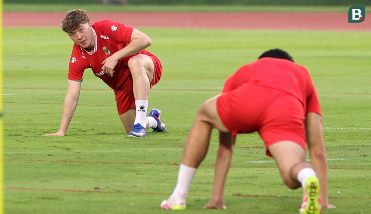 Pemain Timnas Indonesia, Ole Romeny (kiri) melakoni latihan resmi menjelang laga FIFA Series 2026 melawan St Kitts and Nevis di Stadion Madya, Senayan, Jakarta, Kamis (26/03/2026). (Bola.com/M Iqbal Ichsan)