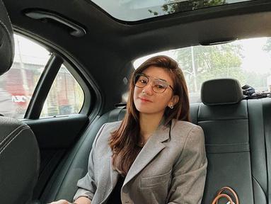 Perempuan yang akrab disapa dengan julukan kakak online oleh pengikut TikToknya ini sering bepergian mengenakan blazer beragam warna. Selain aktif menjadi konten creator TikTok, Clara juga menjual produk kecantikan dan menjadi pimpinan di beberapa perusahaan. (Instagram/@clarashintareal)