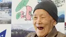 Senyum Masazo Nonaka dari Jepang setelah ditetapkan sebagai pria tertua di dunia oleh Guinness World Records, di pulau Hokkaido, Selasa (10/4). Masazo Nonaka tinggal bersama keluarganya yang mengelola penginapan mata air panas. (JIJI PRESS/AFP)